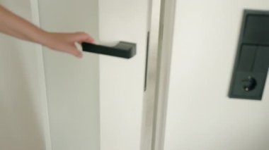 Bir kişi Golden Retriever 'ı içeri almak için kapıyı açar ve neşeli köpek hevesle kuyruğunu sallayarak odaya girer. Yüksek kalite 4k görüntü