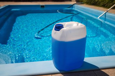 Yüzme havuzunun kenarına havuz suyu arıtma ve bakımında kullanılan kimyasal çözeltisi olan büyük mavi plastik bir kutu. Yüksek kalite fotoğraf