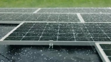 Şiddetli yağmur sırasında güneş panellerini vuran dolu fırtınası, çeşitli çevre koşullarında güneş enerjisi sistemlerinin dayanıklılığını ve hava direncini vurguluyor. Yüksek kalite 4k görüntü