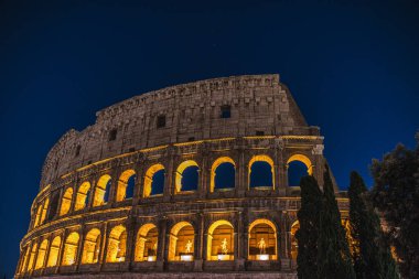 Roma, İtalya 'da parıldayan kemerlerle aydınlatılmış Colosseum' un gece görüşü. Yüksek kalite fotoğraf