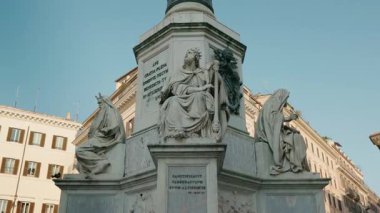 Roma, İtalya 'daki Piazza Mignanelli' de mermer heykeller ve Latince yazıtlarla Lekesiz Gebelik Sütunu 'nun temelinin ayrıntıları. Yüksek kalite 4k görüntü