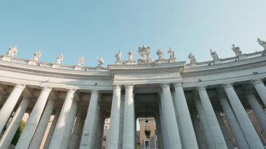 Vatikan, Roma ve İtalya 'da gökyüzü altında heykelleri ve sütunları olan St. Peters Meydanı sütunları.