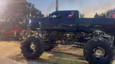 Festivaldeki büyük kamyon.