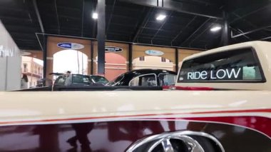 Klasik araba sergileniyor