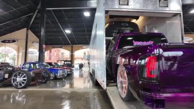 Garajda araba yıkama.