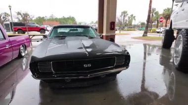 Araba garajda park halinde.