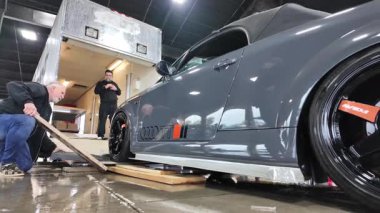 Siyah takım elbiseli, arabalı bir adam.