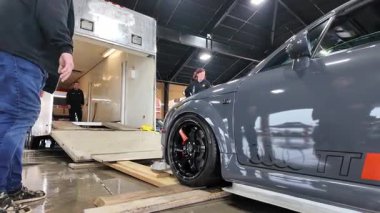 Garajda araba yıkama.