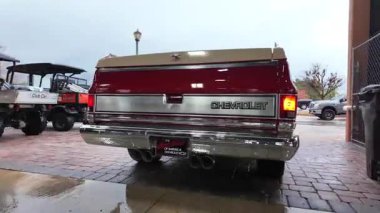 Garajdaki eski paslı araba.