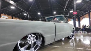 Araba şehir parkına park edilmiş..