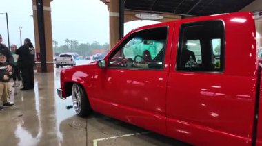 Kırmızı Ford Mustang arabası