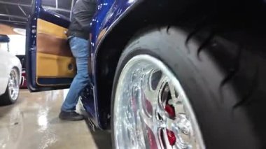 Ford mavi ve siyah araba