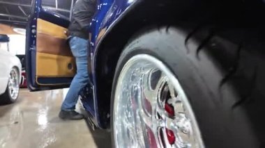 Şehirdeki eski araba.