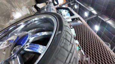 Modern bir arabaya yaklaş.