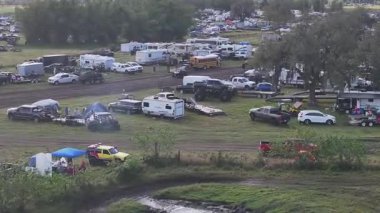 Ukrayna, Ukrayna. Koruyucu takım elbiseli bir adam yolda.