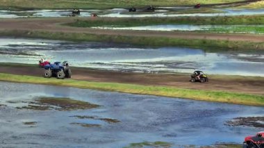 Ukrayna, Ukrayna. Koruyucu takım elbiseli bir adam yolda.