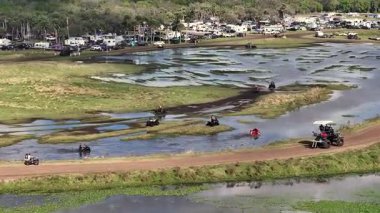 Ukrayna, Ukrayna. Koruyucu takım elbiseli bir adam yolda.