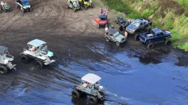 Ukrayna, Ukrayna. Koruyucu takım elbiseli bir adam yolda.