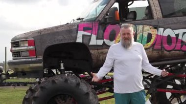 Ukrayna, Ukrayna. Koruyucu takım elbiseli bir adam yolda.