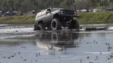 Ukrayna, Ukrayna. Koruyucu takım elbiseli bir adam yolda.