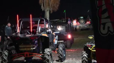 Ukrayna, Ukrayna. Koruyucu takım elbiseli bir adam yolda.