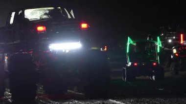 Ukrayna, Ukrayna. Koruyucu takım elbiseli bir adam yolda.