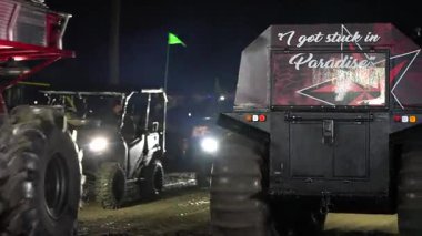 Ukrayna, Ukrayna. Koruyucu takım elbiseli bir adam yolda.