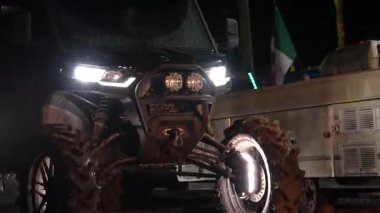 Ukrayna, Ukrayna. Koruyucu takım elbiseli bir adam yolda.