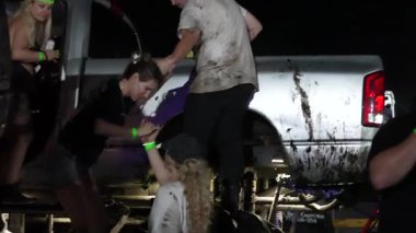 Ukrayna, Ukrayna. Koruyucu takım elbiseli bir adam yolda.