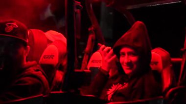 Ukrayna, Ukrayna. Koruyucu takım elbiseli bir adam yolda.