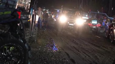 Ukrayna, Ukrayna. Koruyucu takım elbiseli bir adam yolda.