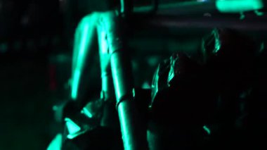 Ukrayna, Ukrayna. Koruyucu takım elbiseli bir adam yolda.