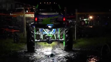 Ukrayna, Ukrayna. Koruyucu takım elbiseli bir adam yolda.