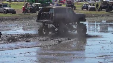 Ukrayna, Ukrayna. Koruyucu takım elbiseli bir adam yolda.