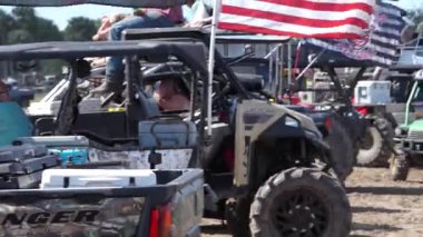 Ukrayna, Ukrayna. Koruyucu takım elbiseli bir adam yolda.