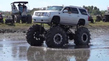 Ukrayna, Ukrayna. Koruyucu takım elbiseli bir adam yolda.