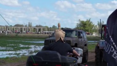 Ukrayna, Ukrayna. Koruyucu takım elbiseli bir adam yolda.