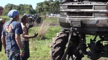 Ukrayna, Ukrayna. Koruyucu takım elbiseli bir adam yolda.