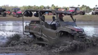 Ukrayna, Ukrayna. Koruyucu takım elbiseli bir adam yolda.