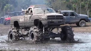 Ukrayna, Ukrayna. Koruyucu takım elbiseli bir adam yolda.