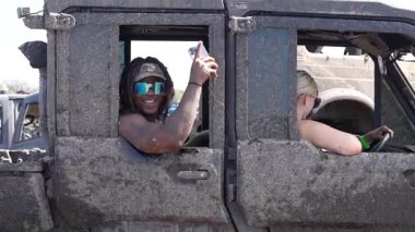 Ukrayna, Ukrayna. Koruyucu takım elbiseli bir adam yolda.