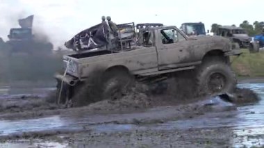 Ukrayna, Ukrayna. Koruyucu takım elbiseli bir adam yolda.