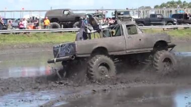 Ukrayna, Ukrayna. Koruyucu takım elbiseli bir adam yolda.