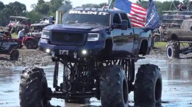 Ukrayna, Ukrayna. Koruyucu takım elbiseli bir adam yolda.