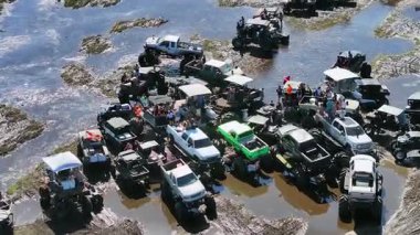 Ukrayna, Ukrayna. Koruyucu takım elbiseli bir adam yolda.