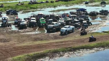 Ukrayna, Ukrayna. Koruyucu takım elbiseli bir adam yolda.