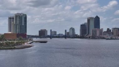 Modern binalar ve yatlarla Miami Nehri 'nin havadan görünüşü