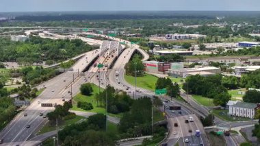 Şehirdeki karayolu, karayolu ve trafik manzarası.