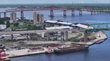 St. Petersburg 'daki nehrin üzerindeki köprünün havadan görüntüsü. Rusya, Aziz Petersburg 'ün şehri. yüksek kaliteli fotoğraf