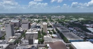 Florida 'nın Miami şehrinin güneyinde güzel bir yaz gününün hava manzarası.